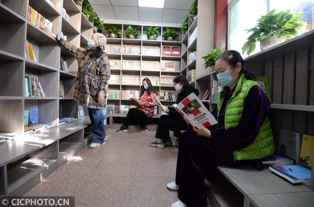 居民在"社区书店"免费阅览图书,在家门口享受"文化大餐",迎接4月23日