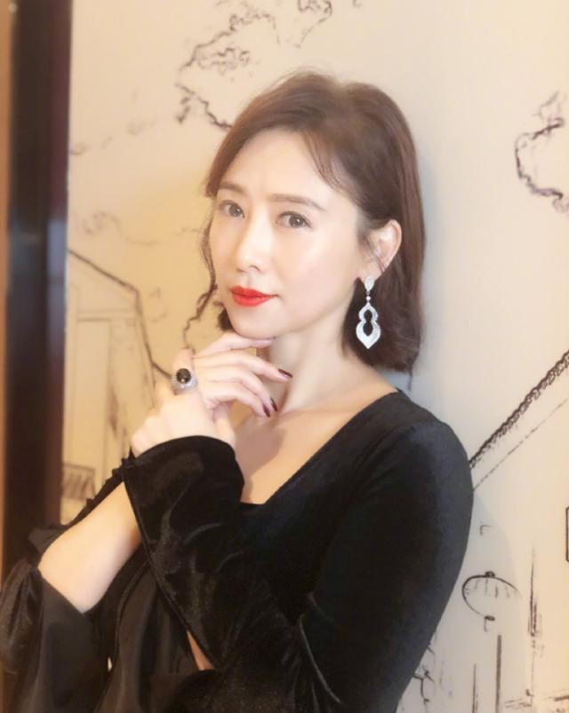 翁虹真的不老女神,穿一条黑色的丝绒连衣裙减龄时髦,气质全开