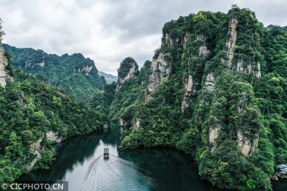 以上图片:2020年4月19日,湖南省张家界市武陵源区宝峰湖景区峰峦叠翠