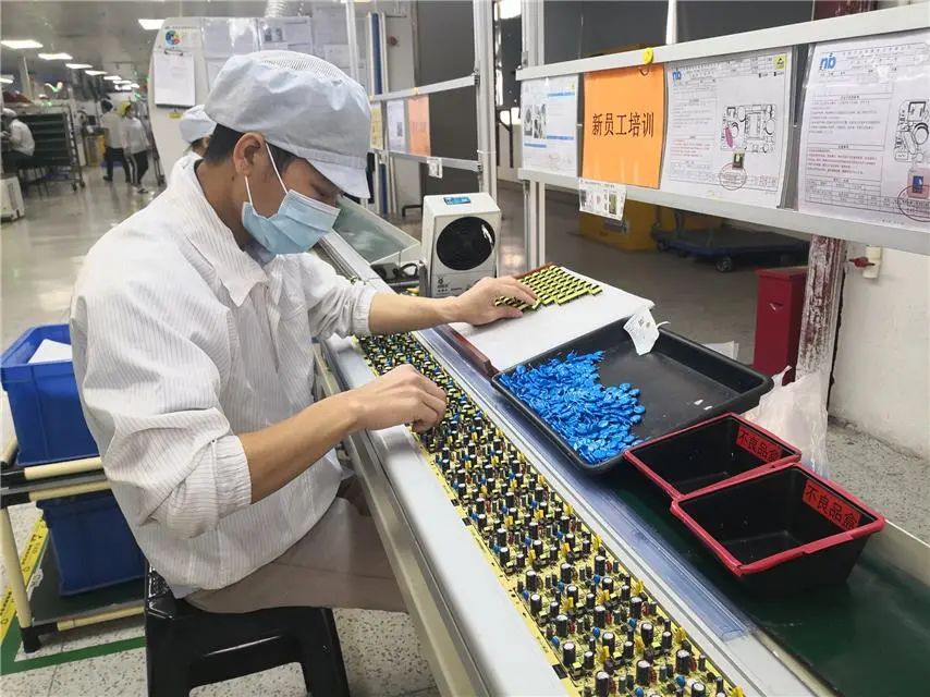 东莞市迈思普电子有限公司的电源生产车间.郑杨 摄