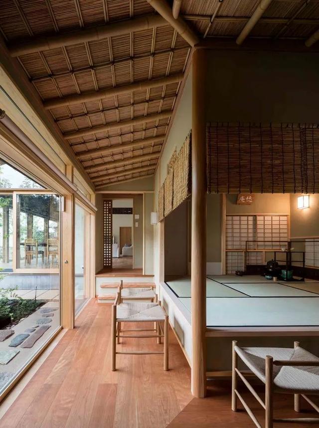 挑高的屋顶设计将首层与二层相连,房屋也因此拥有了良好的通风.