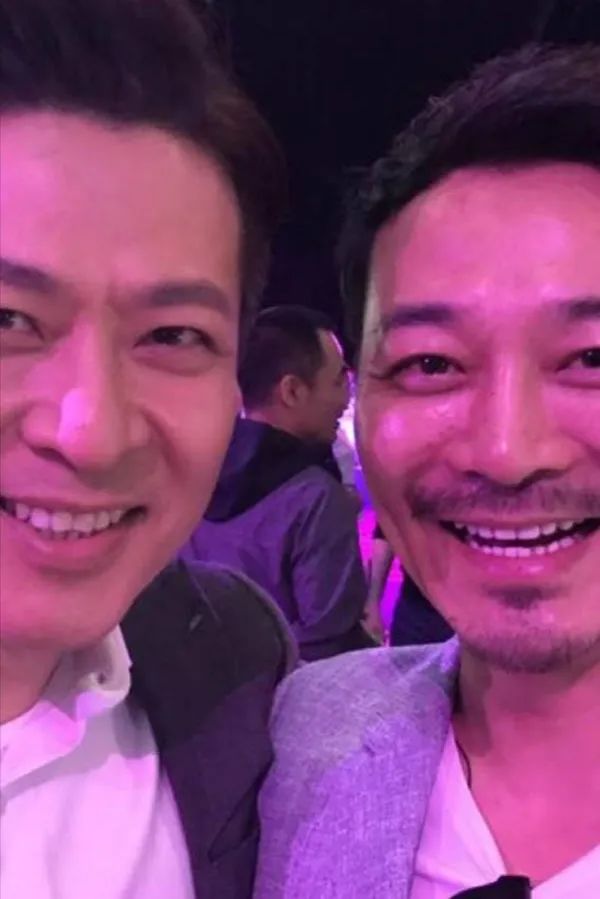 合照来了,大家自己看长得像不像经常分不清吴樾和于毅?