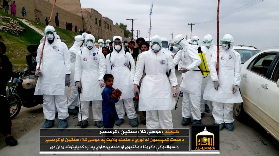 塔利班防疫:一手 ak-47,一手发口罩的「超现实主义」防疫活动|阿富汗