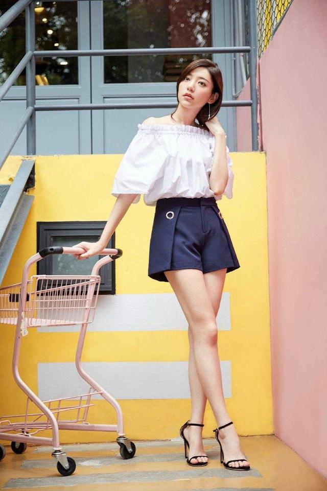 31岁郭雪芙气质全开,波波头配条纹衬衫裙洋气减龄,秒变气质女神