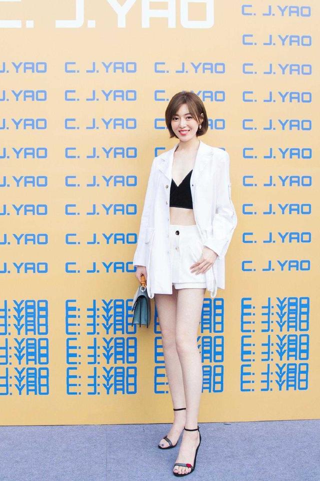 何美璇身材太好了,一件白色西服搭配白色短裤凹凸有致,魅力十足