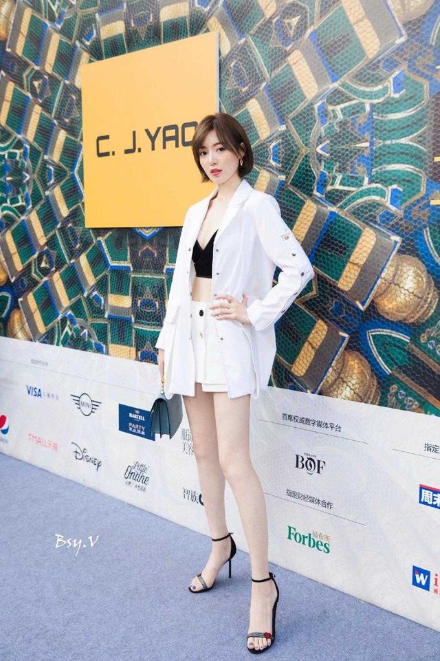 何美璇身材太好了,一件白色西服搭配白色短裤凹凸有致,魅力十足