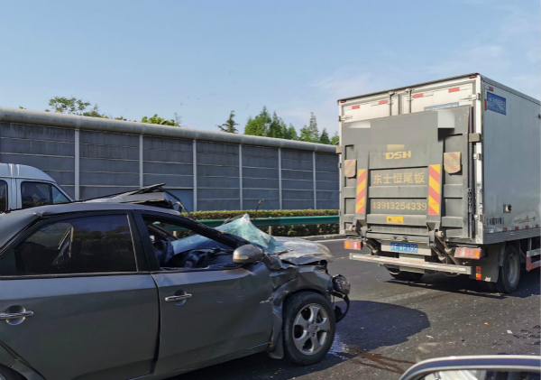 外环莲花南路附近发生交通事故一辆轿车受损严重