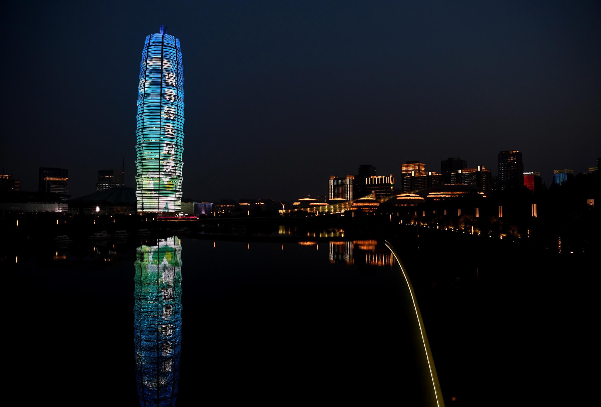 郑州灯光秀倡导绿色阅读