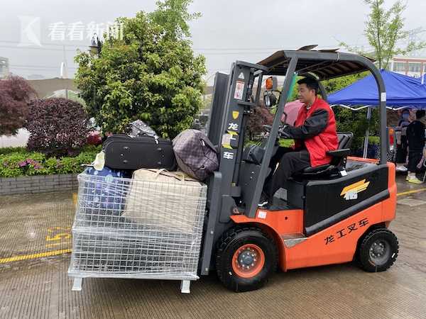 开叉车运货物,对于物流专业的师生来说并不是一件陌生的事.