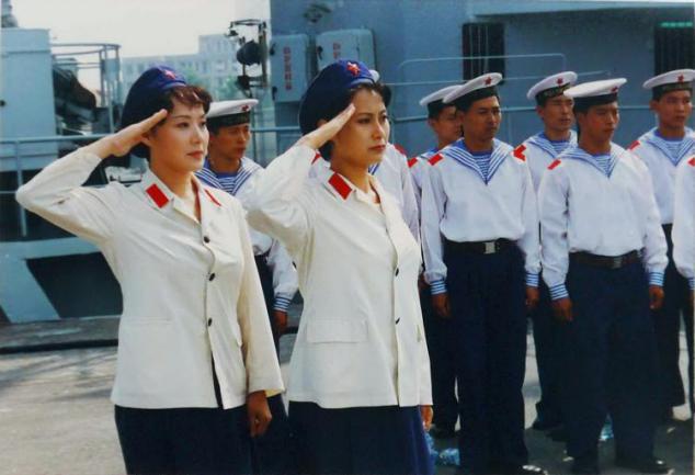 后半部则是87式海军服装.