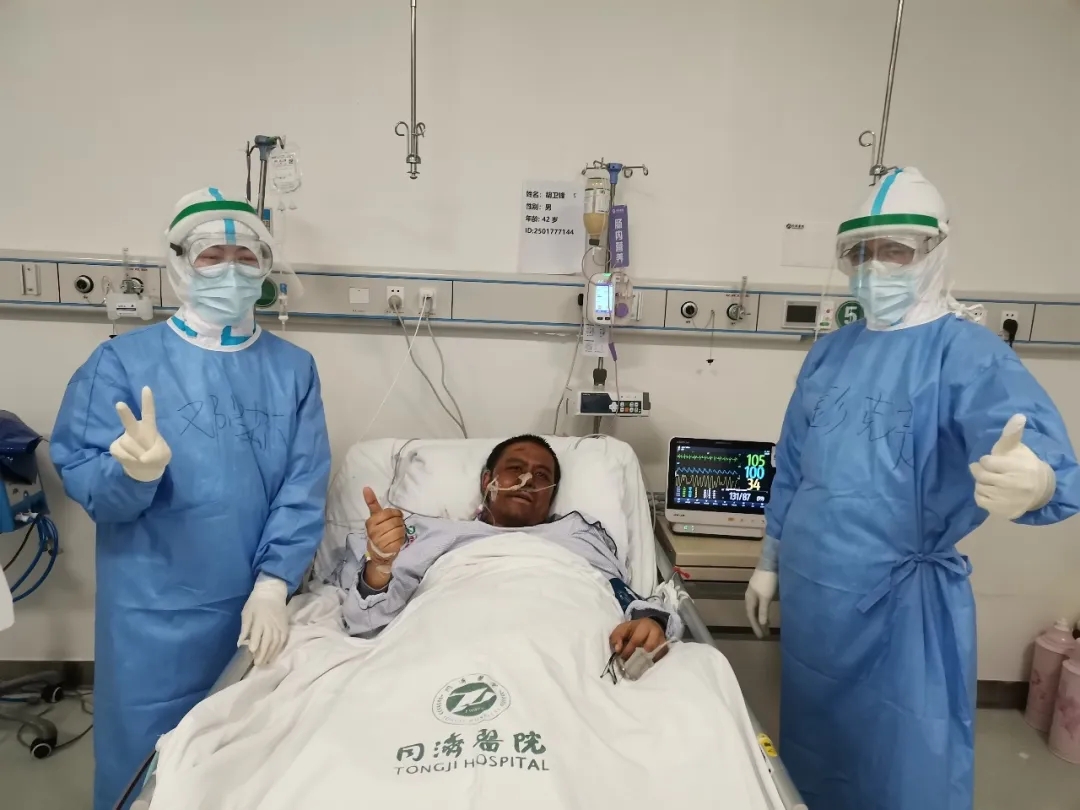 4月20日胡卫锋在武汉同济医院中法新城院区重症病房 央视新闻1+1微信公众号 图