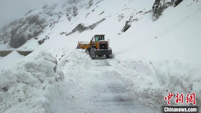 国道562线亚乃公路积雪西藏亚东公路段全力保通