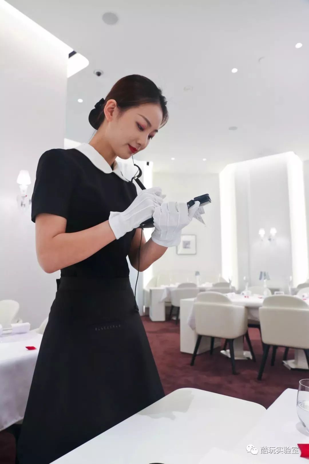 图:忍不住再夸一下,隔壁好利来高端黑天鹅蛋糕店的服务员都是俊男靓女