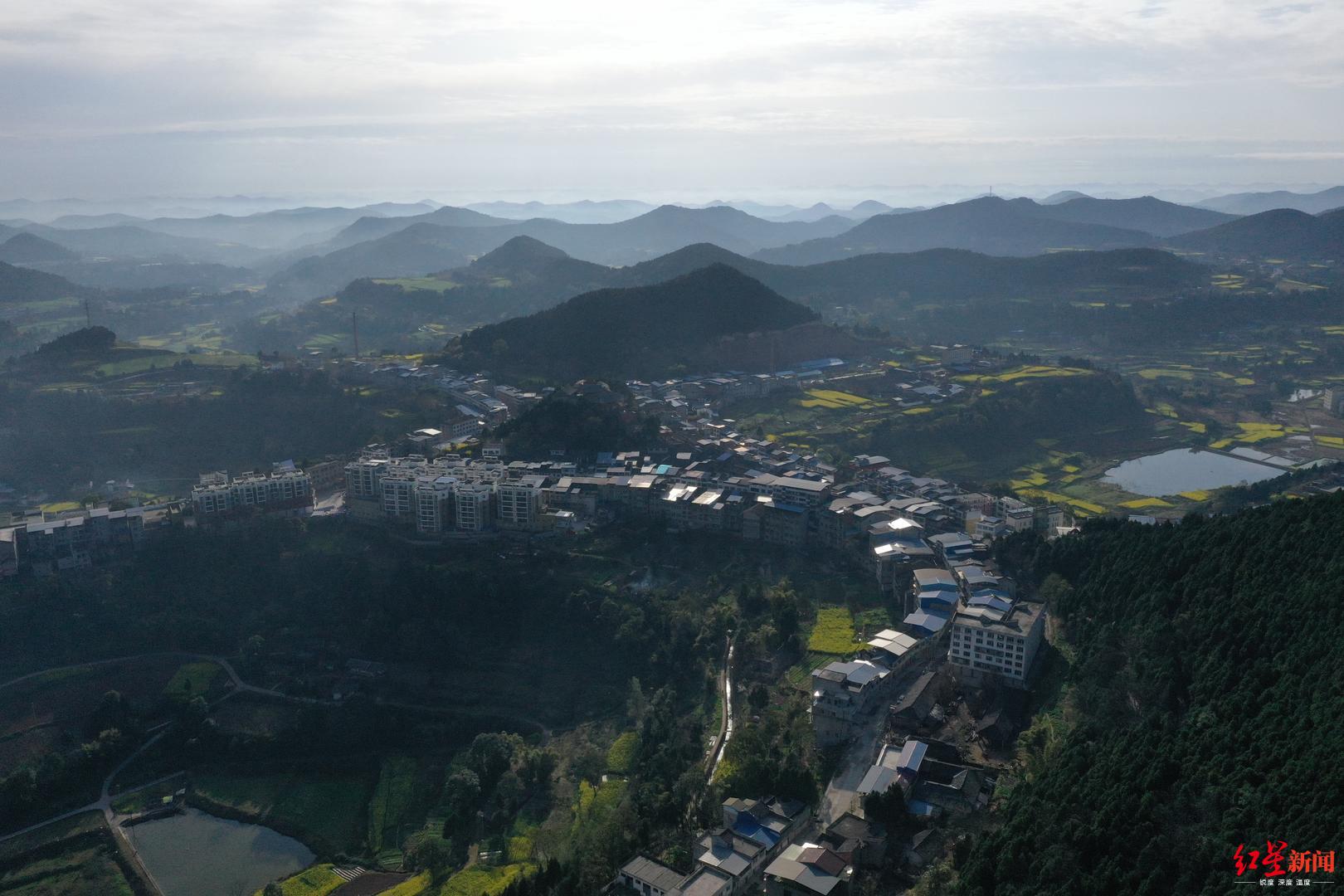 离射洪市区40多公里的复兴镇建在山梁上当时的疫情防控一度升级