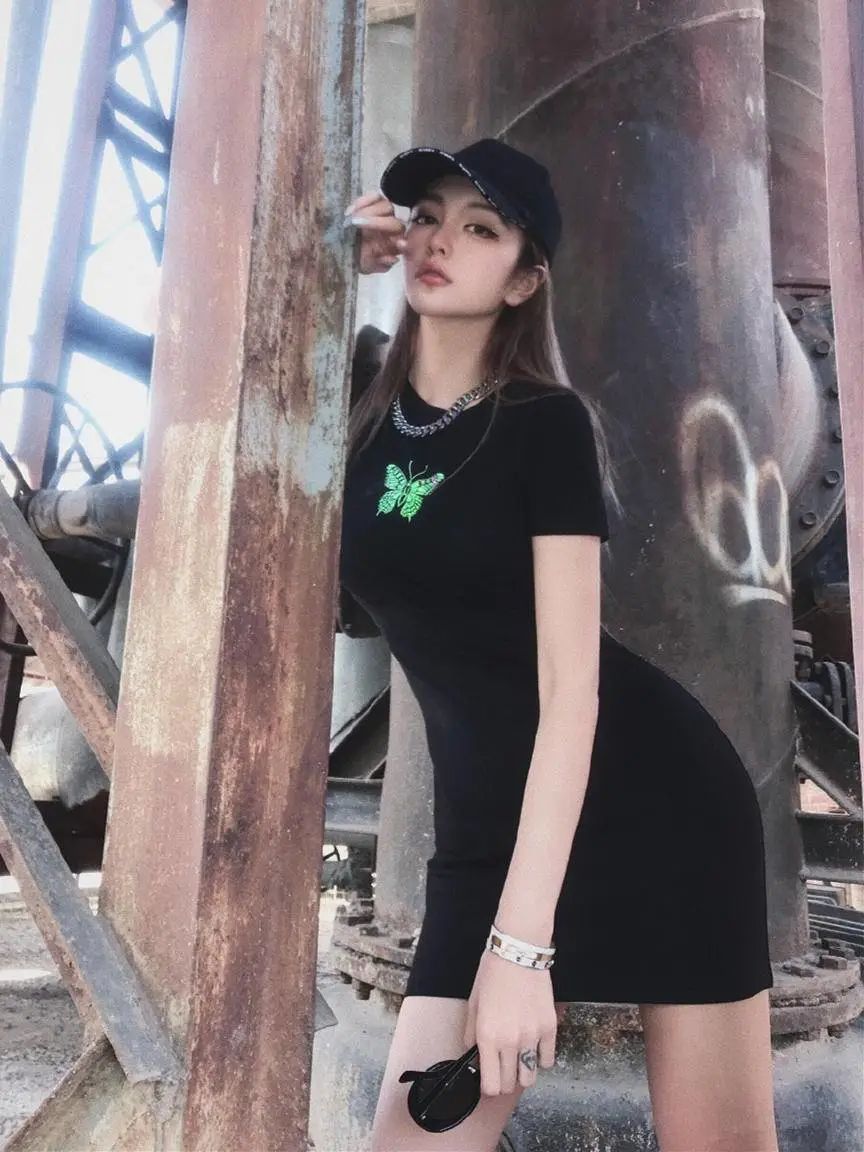 周扬青一身黑衣酷帅拉风,单身后做回女王,s型尤物身材让人羡慕