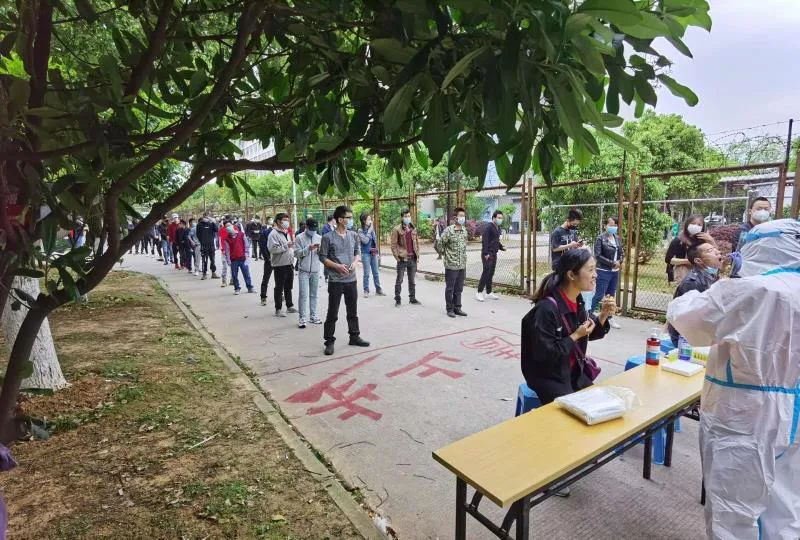  富士康武汉园区，等待做核酸检测的人东湖高新区提供