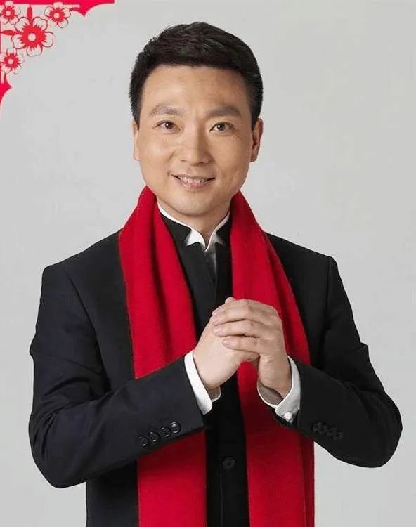 新闻联播换主持了央视一哥康辉形象崩塌现成了这样