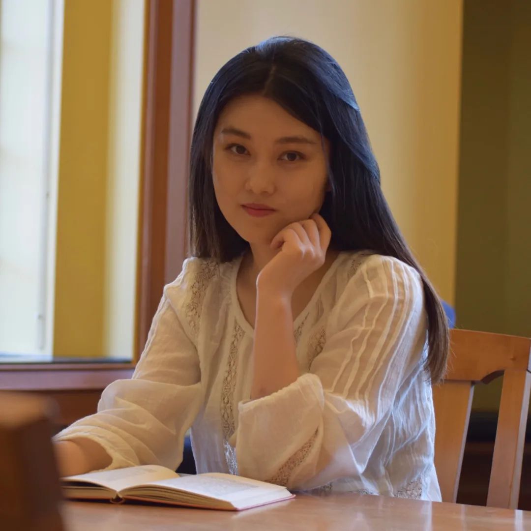 正文         戴潍娜   青年诗人,作家   毕业于英国牛津大学,文学