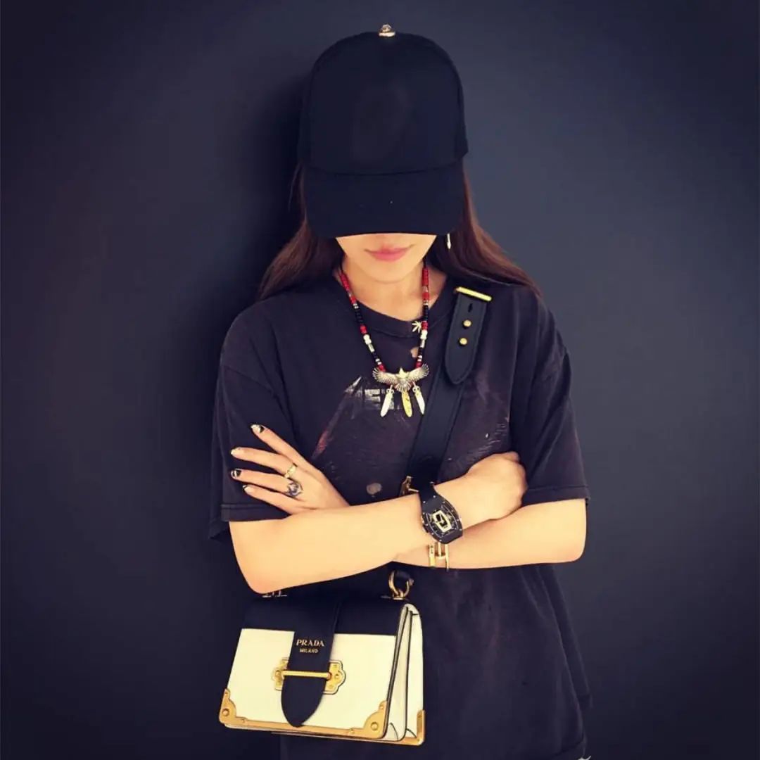 周扬青一身黑衣酷帅拉风,单身后做回女王,s型尤物身材让人羡慕