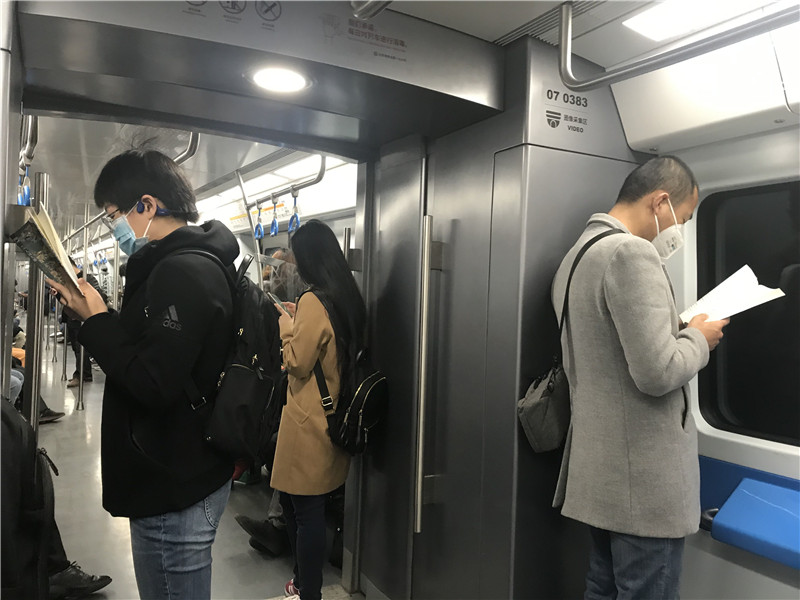 拍了两年北京地铁上的读书人,如今他们戴口罩读书的样子真美