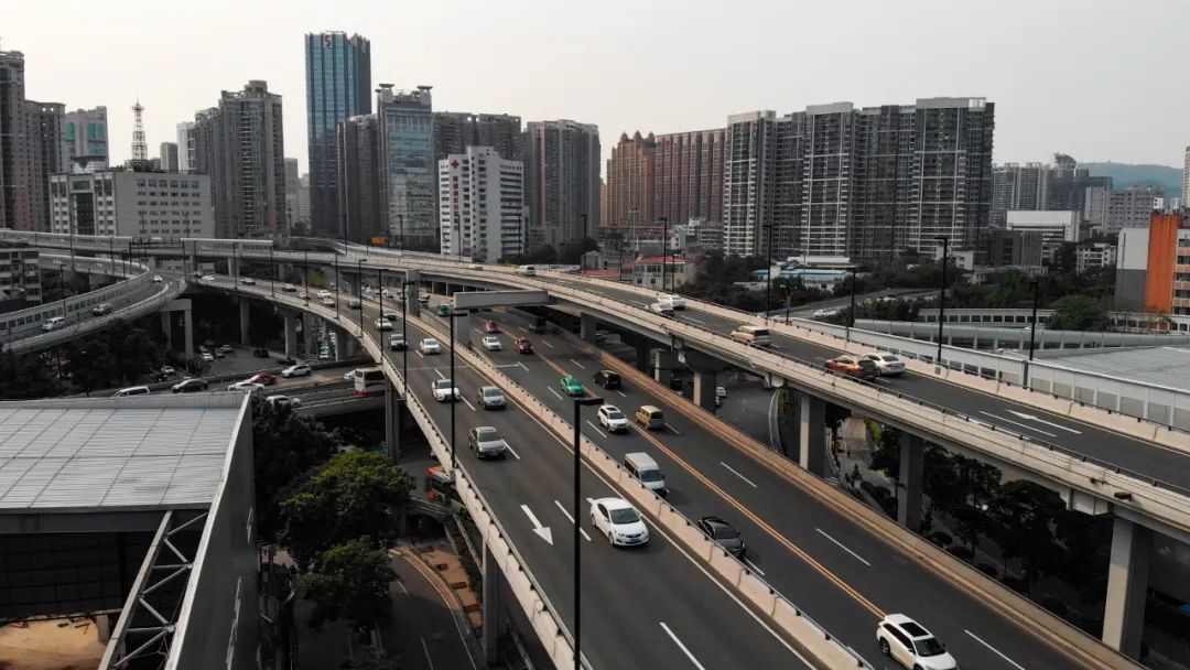 广州东濠涌高架很多城市都有贯穿城市的高架桥,如东京的首都高,又如