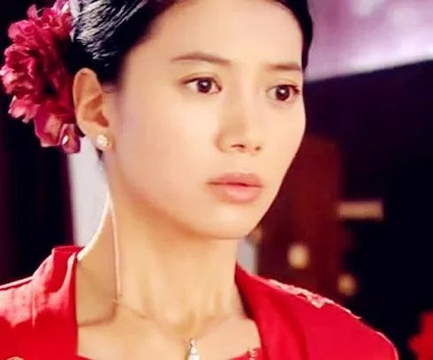 2004年,袁咏仪主演了电视剧《孤恋花》,她在剧中扮演了一位在大时代下