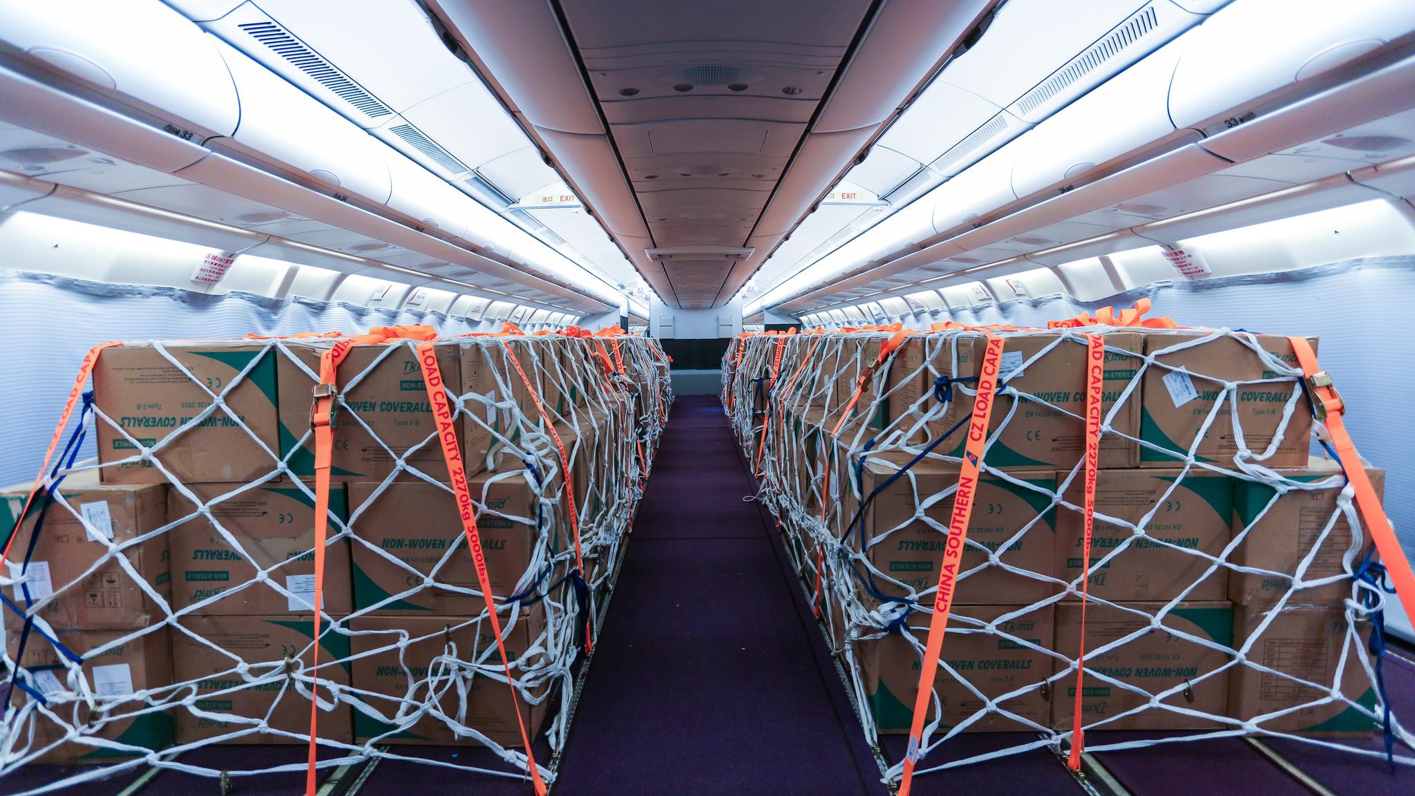 航班机型为a330宽体客机,但与以往不同的是,这架飞机客舱里没有座位