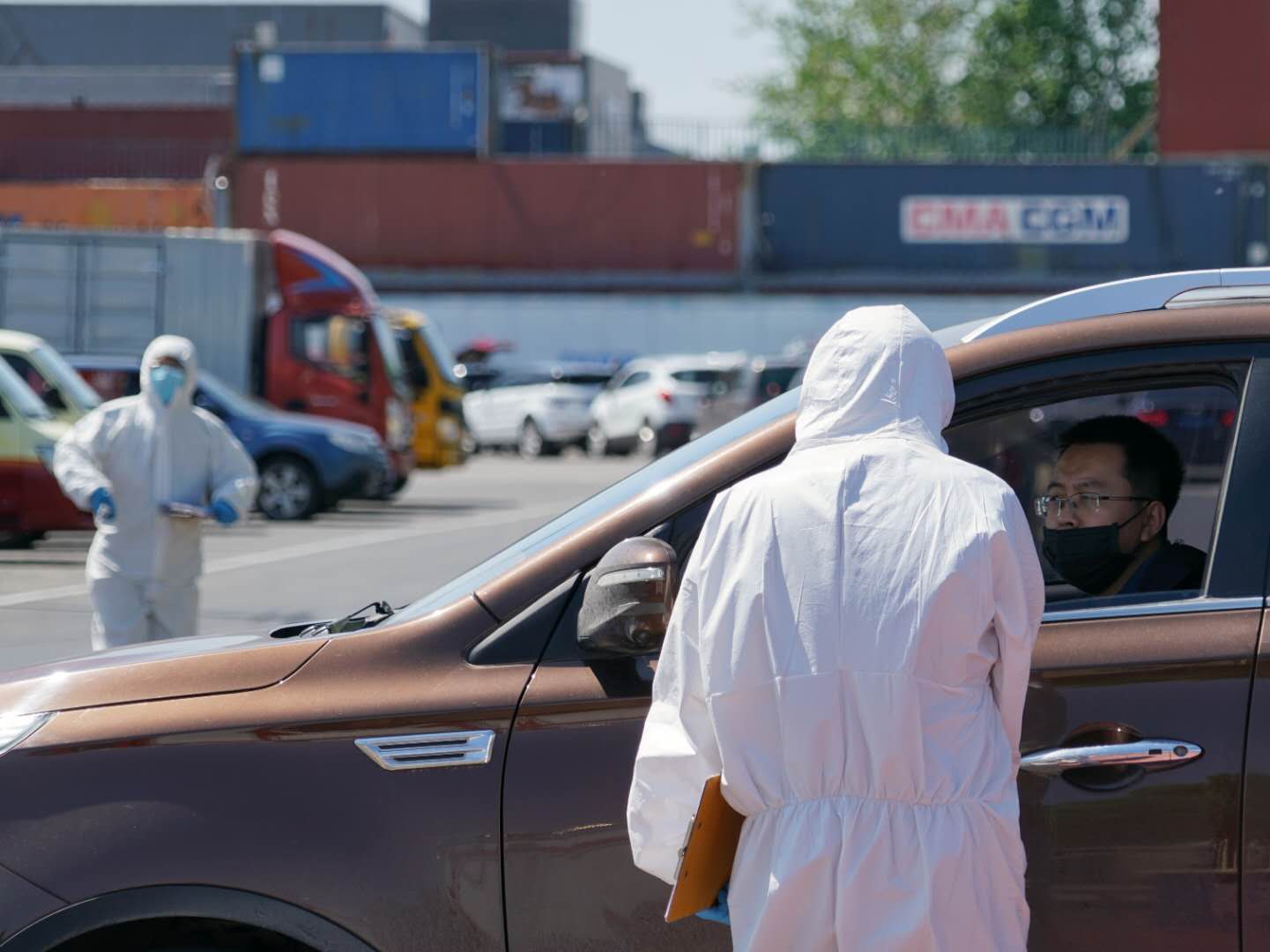 根据规定，市民验车前需要提前预约，进场前要检测体温。新京报记者 裴剑飞 摄