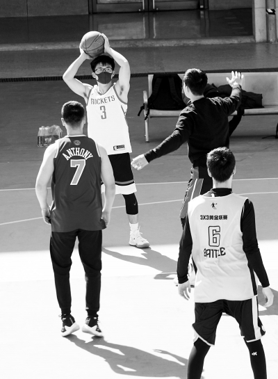 打球戴口罩真不开玩笑 篮球公园 新冠肺炎 新浪科技 新浪网