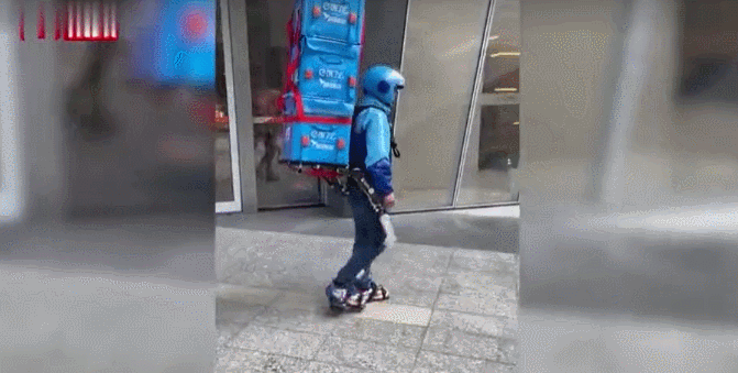不过也有一位外卖小哥说,"就这速度,送一单起码半小时,外卖需要的是