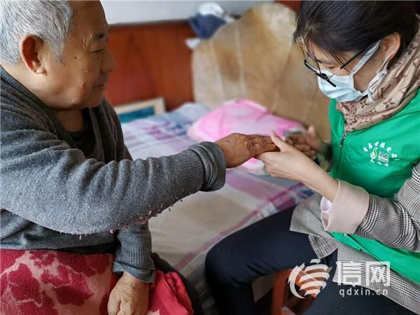 青岛首支居家照料指导志愿者团队服务上门接受预约