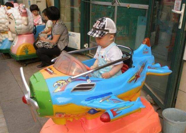 1元1次的摇摇车外表可爱实际危机四伏你带孩子坐过吗