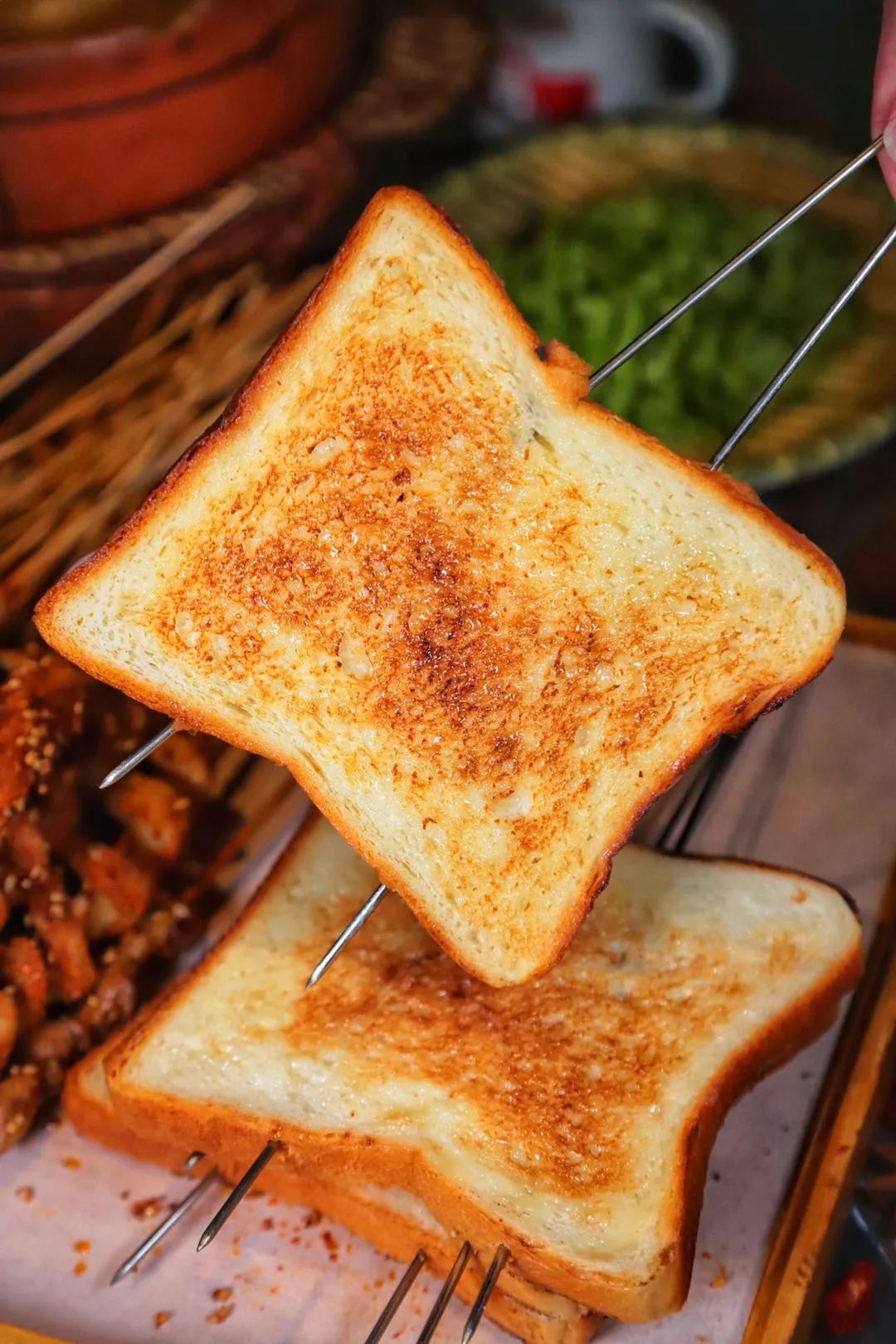 最后来一片烤的酥酥脆脆的面包片,当作这顿烤肉的完美ending!