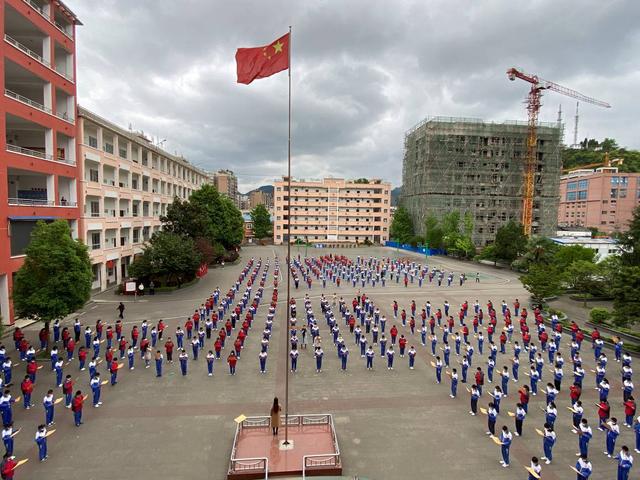 六枝特区第三中学开展"世界读书日"经典诵读活动