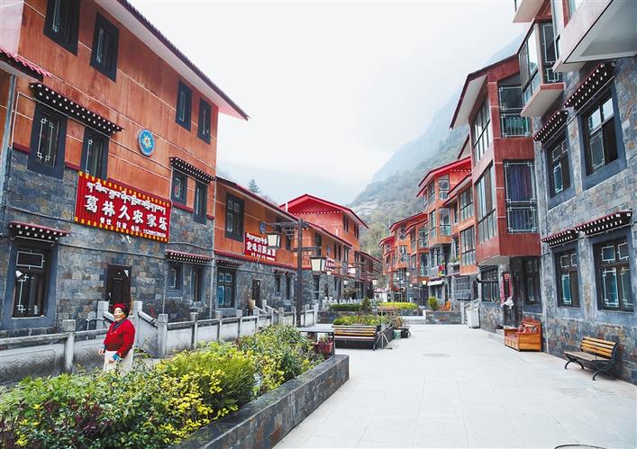 这是已竣工的勒门巴民族乡勒村小城镇,绿林掩映,鸟语花香.