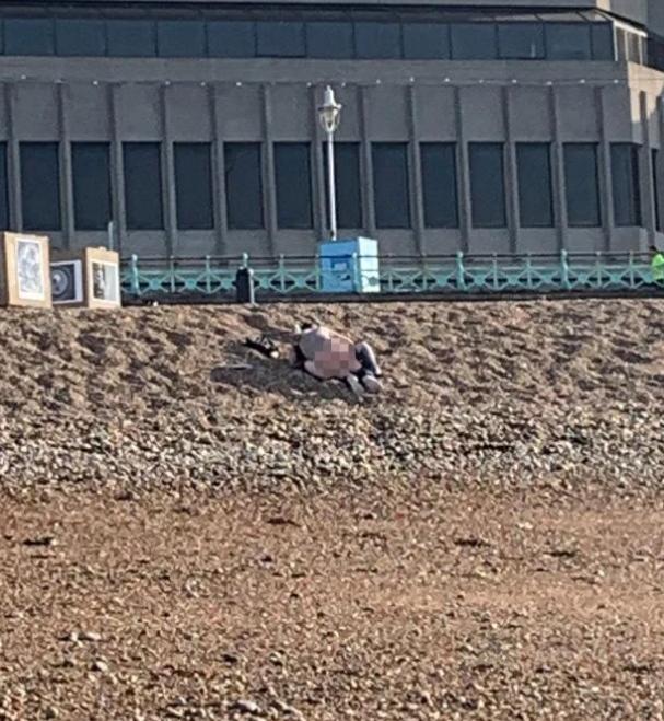 英国情侣在海滩负距离接触被拍,议会:慎行,你猜不到谁会看到你