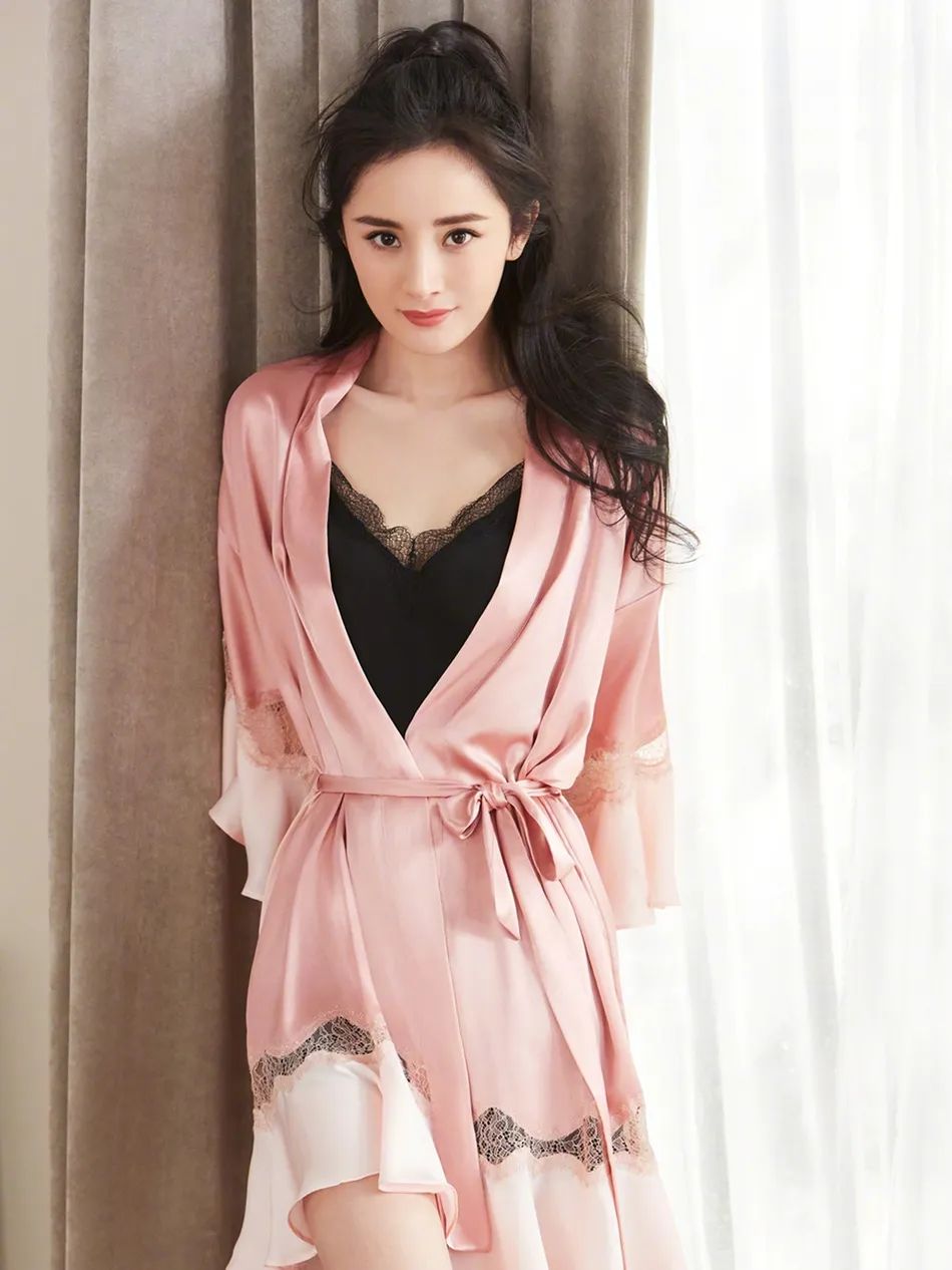 当红美女杨幂性感写真大秀魔鬼好身材!网友却吐槽穿太多