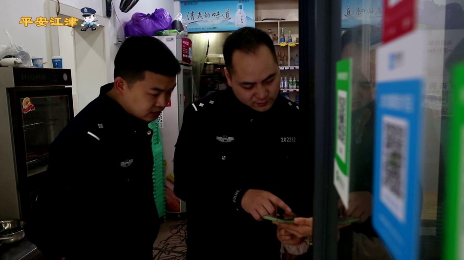  民警通过餐馆老板提供的微信信息找到捡到挎包的李某。 本文图片 江津区公安局