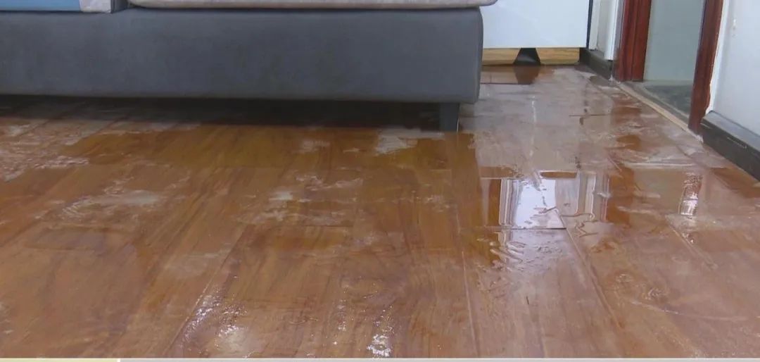 比较明显,两个房间,走廊通道和客厅均没能幸免,房间安装的实木地板