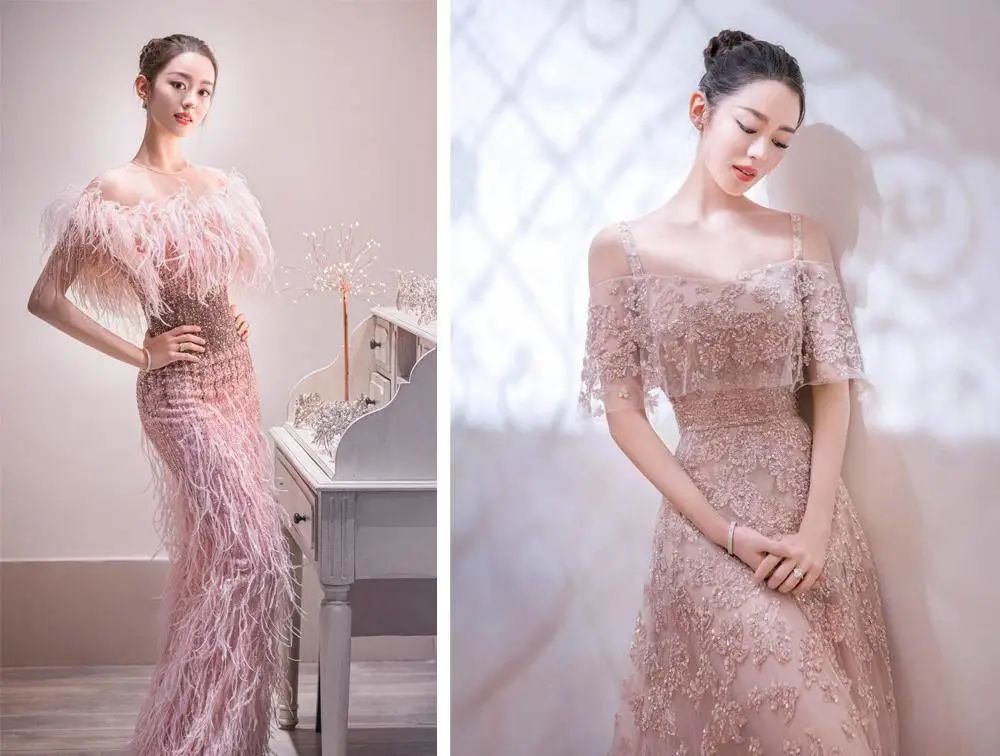 吉娜变身甜美主播,粉色碎花裙温柔可人,反手开瓶盖腰细得不真实