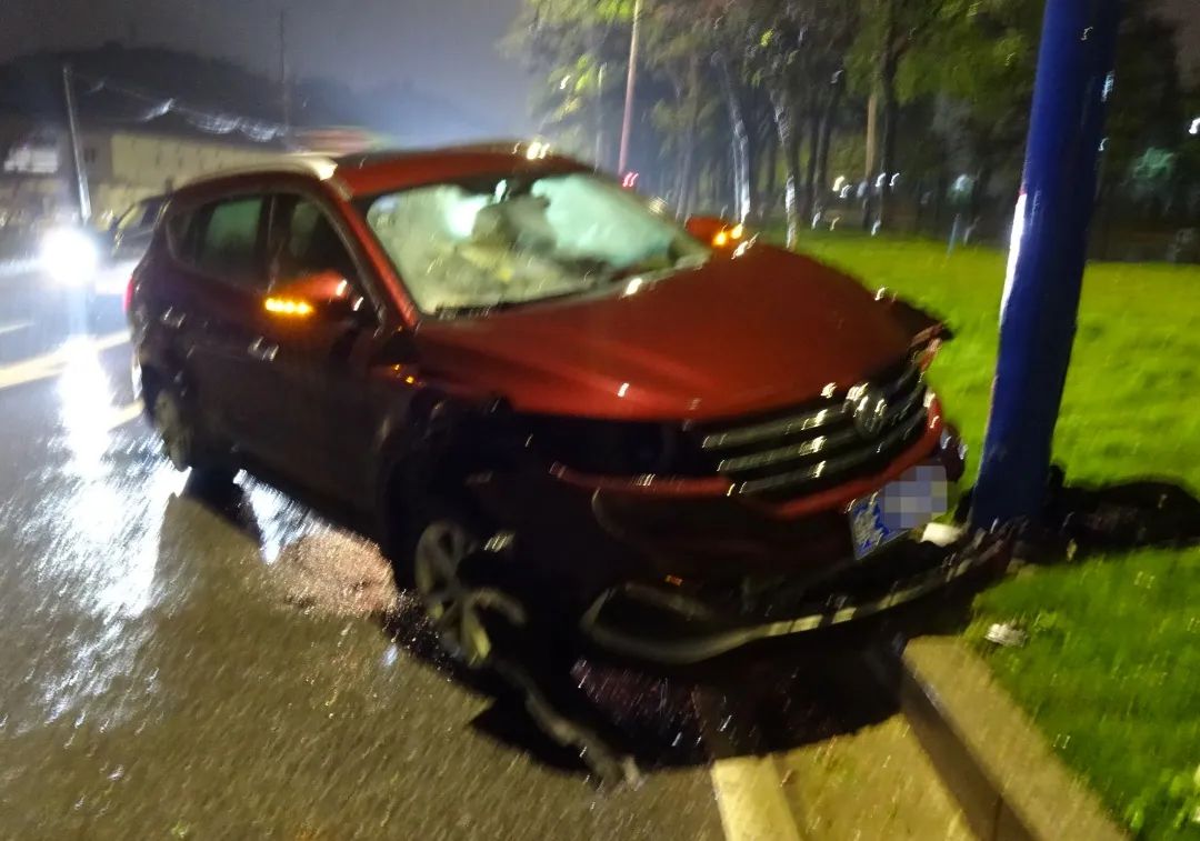 佛山一男子追尾劳斯莱斯,要赔51万多,保险不赔!只因