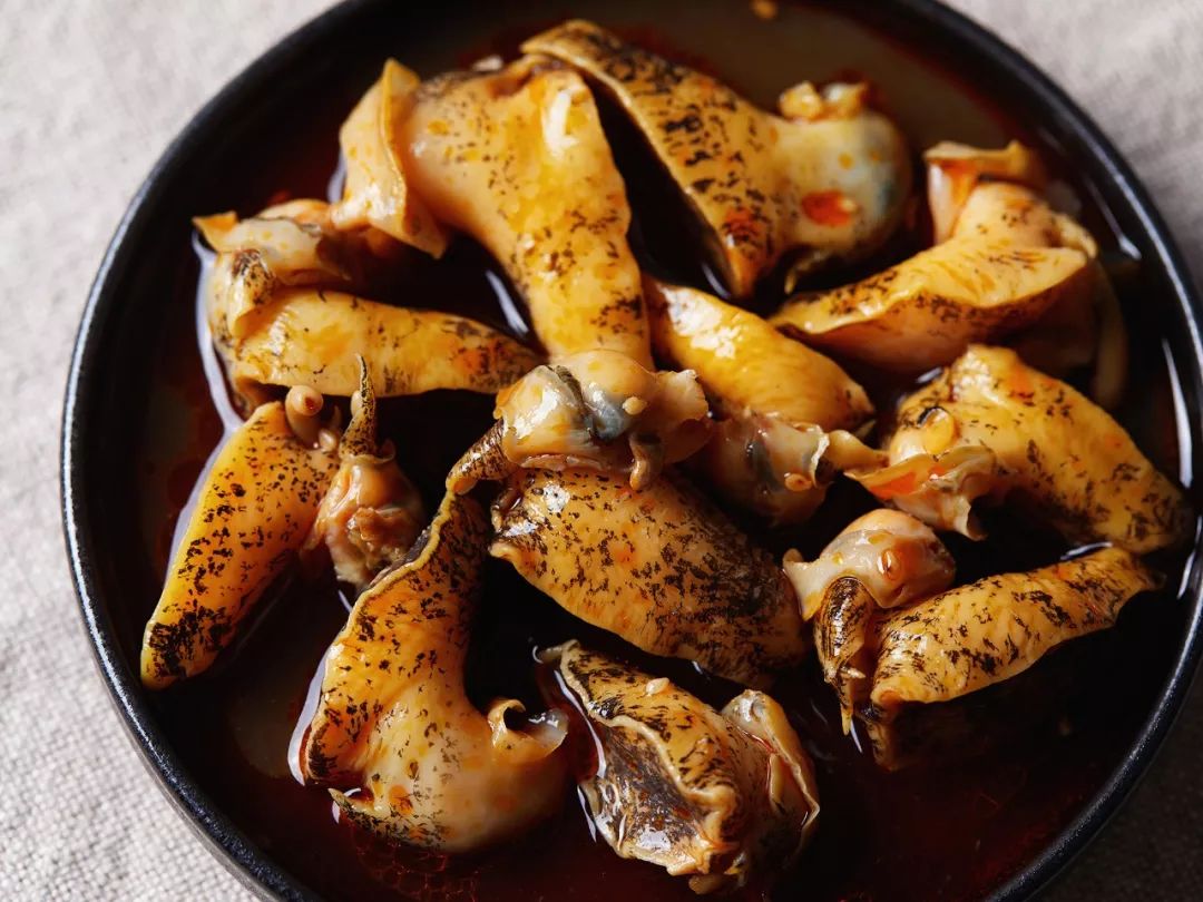 正文  开罐后,可以看见鲜嫩饱满的鲍鱼肉,一盒有十多只 ,超值.