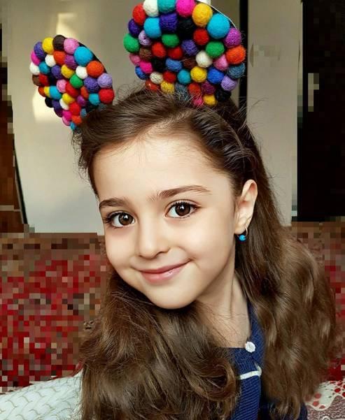 全球最美女孩"睫毛精",因颜值太引人注目,父亲为她辞职做保镖