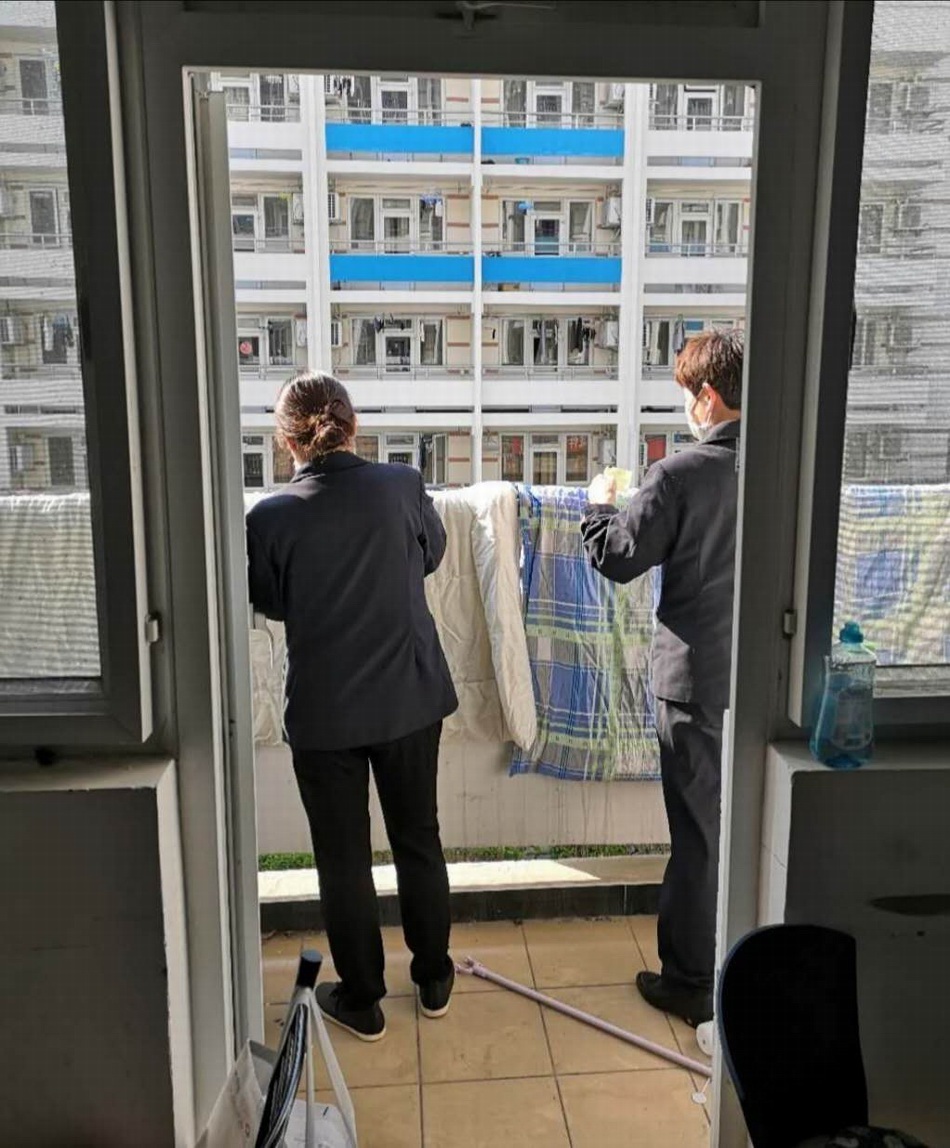 华政宿管大叔阿姨帮学生晒被子,有人说"心情好,很想他们"