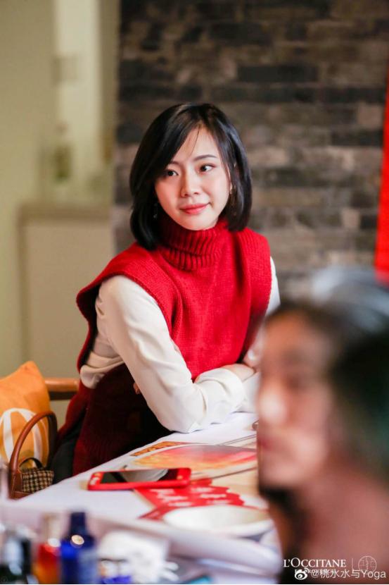 已是宝妈的瑜伽老师不仅很年轻还是一位正能量满满的女神