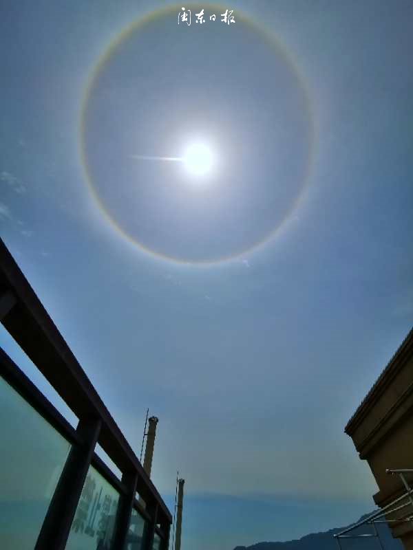 好美!今天你的朋友圈被多了一圈彩色环的太阳刷屏了没.