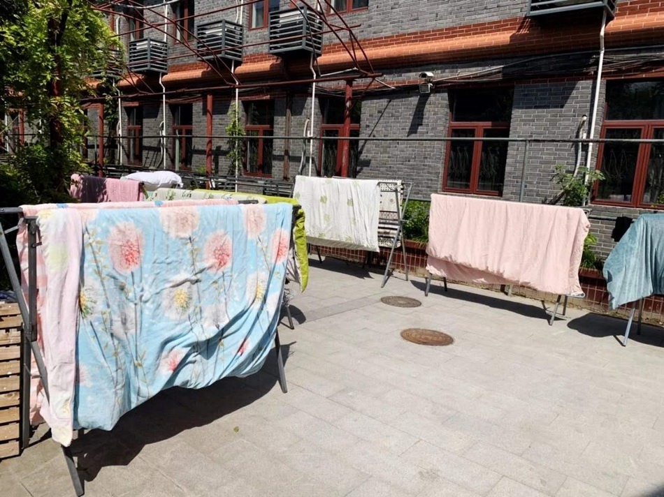 华政宿管大叔阿姨帮学生晒被子有人说心情好很想他们