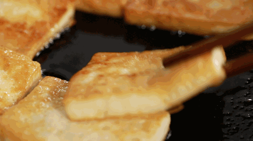 不破皮也不黏锅4个技巧让煎豆腐金黄好看