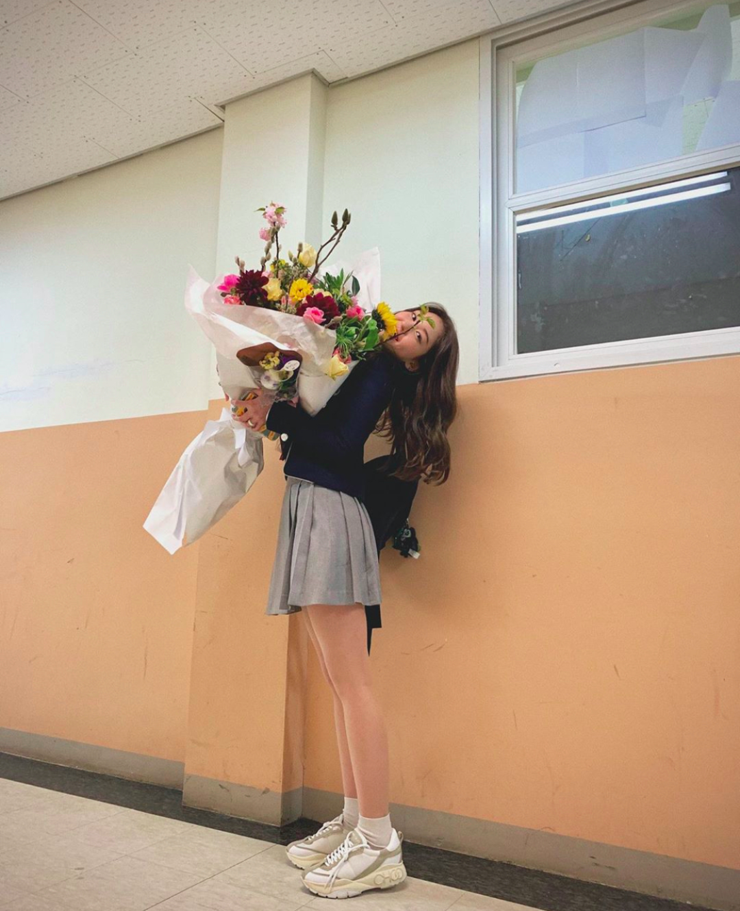 整个花店都搬到学校里somi高中毕业典礼,soonho哥追到学校给妹妹送花