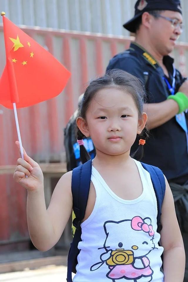 也门撤侨中和海军女兵牵手的小女孩长大了,她录视频说了一个心愿…|海军|军舰_新浪新闻